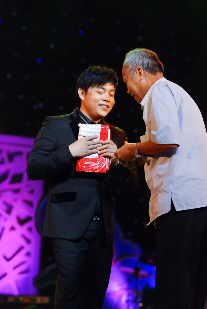 Rất nhiều khán giả lần lượt lên tặng phong bì tiền cho Quang Lê Rất nhiều khán giả lần lượt lên tặng phong bì tiền cho Quang Lê
