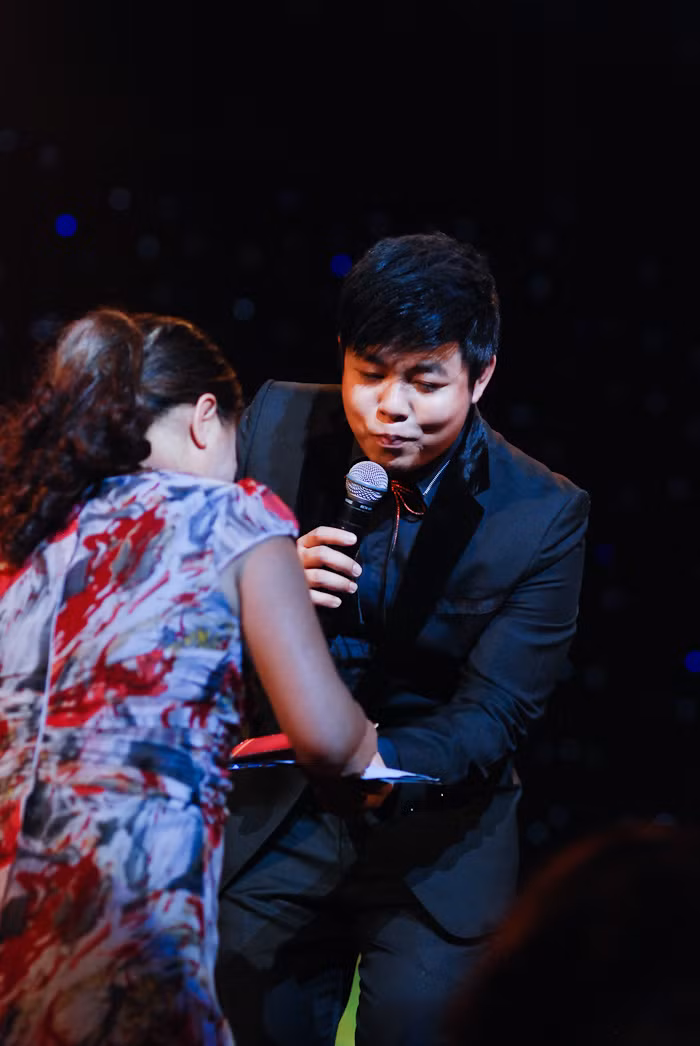 Rất nhiều khán giả lần lượt lên tặng phong bì tiền cho Quang Lê Rất nhiều khán giả lần lượt lên tặng phong bì tiền cho Quang Lê