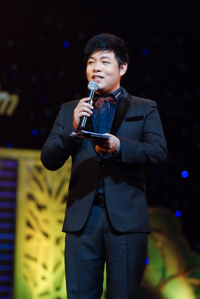 Rất nhiều khán giả lần lượt lên tặng phong bì tiền cho Quang Lê Rất nhiều khán giả lần lượt lên tặng phong bì tiền cho Quang Lê