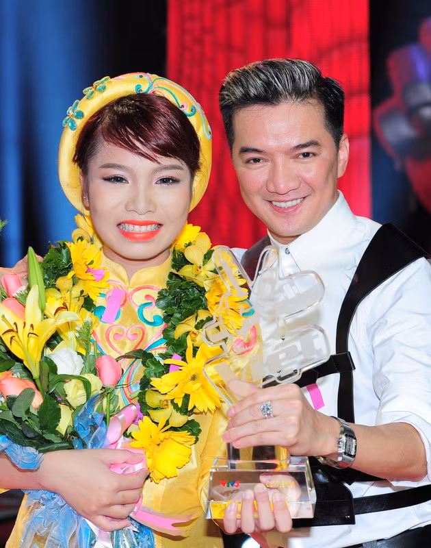 Đàm Vĩnh Hưng không giấu được sự vui mừng khi học trò đạt danh hiệu cao nhất. Đàm Vĩnh Hưng không giấu được sự vui mừng khi học trò đạt danh hiệu cao nhất.