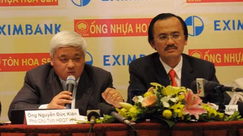 Ông Võ Quốc Thắng (phải) và ông Nguyễn Đức Kiên trả lời báo giới.