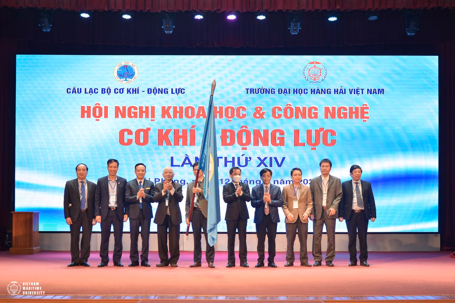 Lễ công bố và trao cờ luân lưu cho Trường đăng cai tổ chức Hội nghị Khoa học &amp; Công nghệ Cơ khí - Động lực lần thứ XV (Ảnh: NTCC)