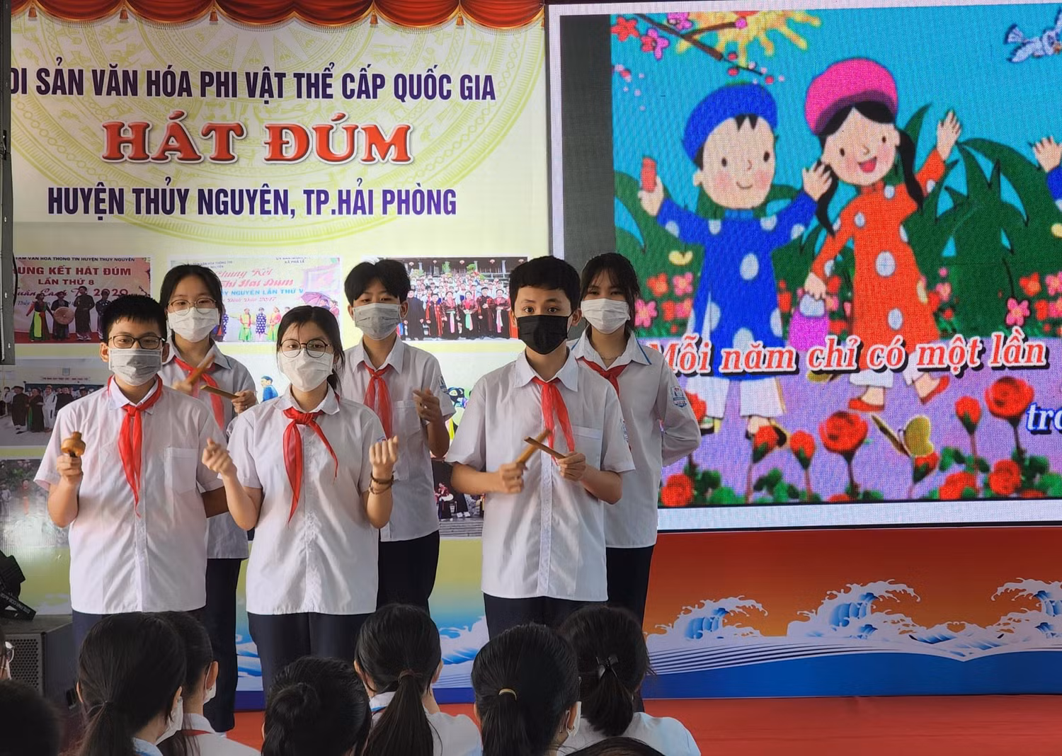 Phần thể hiện hát kết hợp vận động cơ thể theo nhịp và nhạc cụ của nhóm học sinh (Ảnh: Phạm Linh)