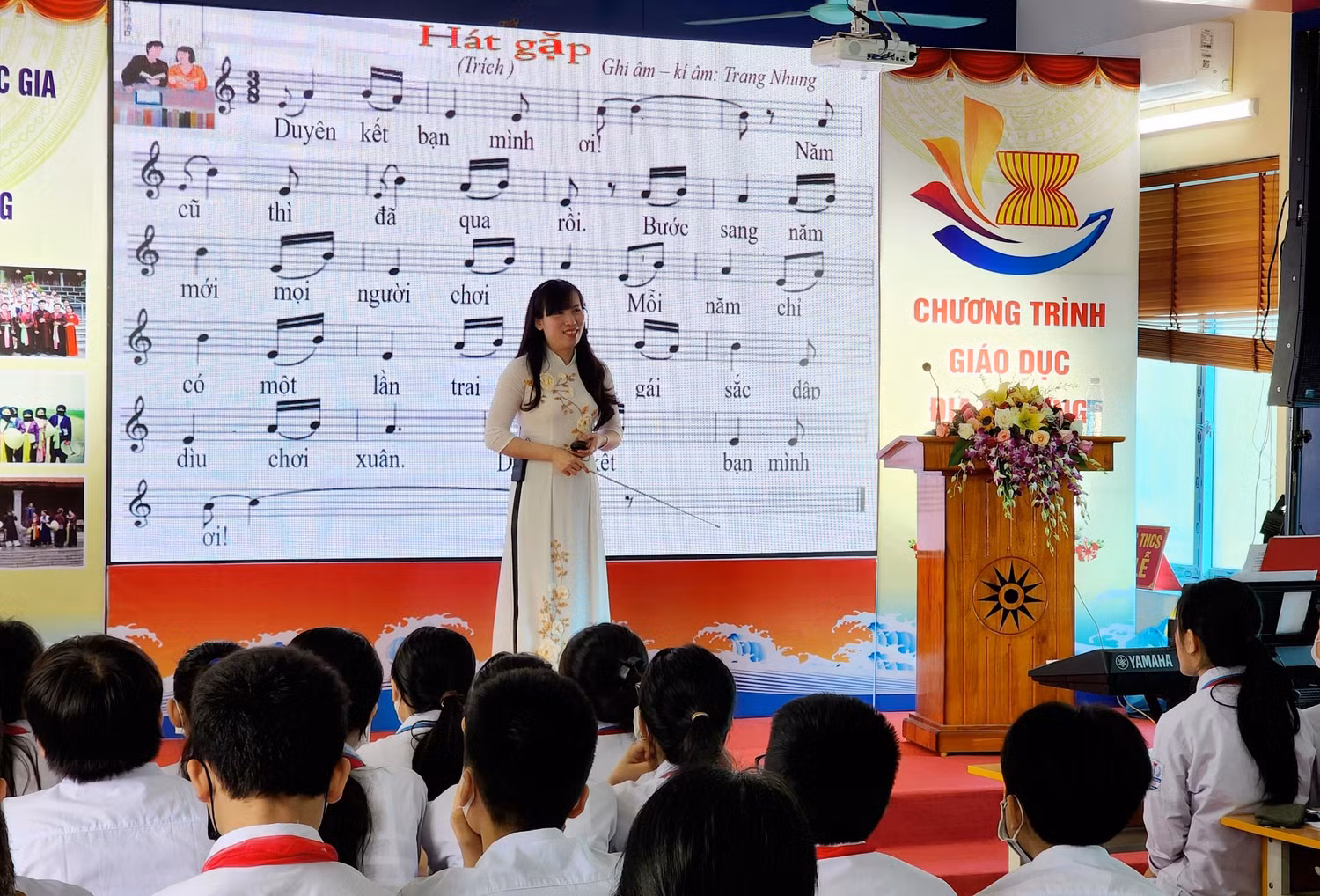 Cô Phạm Thị Thuỳ Dung cùng học trò tìm hiểu, tập hát trích đoạn "Hát gặp" (Ảnh: Phạm Linh)