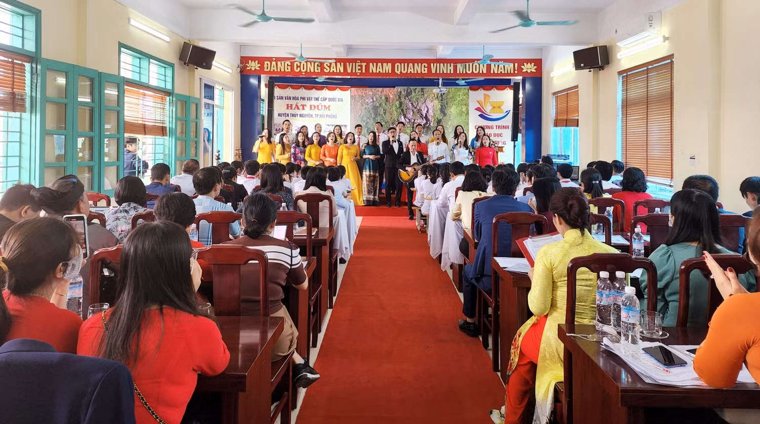 Nghệ thuật Hát Đúm được đưa vào Chủ đề 5 - Âm nhạc trong Tài liệu giáo dục địa phương lớp 7 (Ảnh: Phạm Linh)