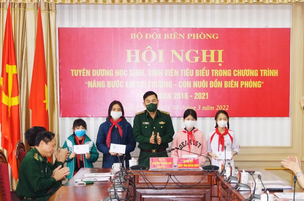 Đại tá Nguyễn Thanh Hải, Chính uỷ Bộ đội Biên phòng Quảng Ninh trao tặng phần quà cho các học sinh đã đạt thành tích cao trong học tập (Ảnh: CTV) Đại tá Nguyễn Thanh Hải, Chính uỷ Bộ đội Biên phòng Quảng Ninh trao tặng phần quà cho các học sinh đã đạt thành tích cao trong học tập (Ảnh: CTV)