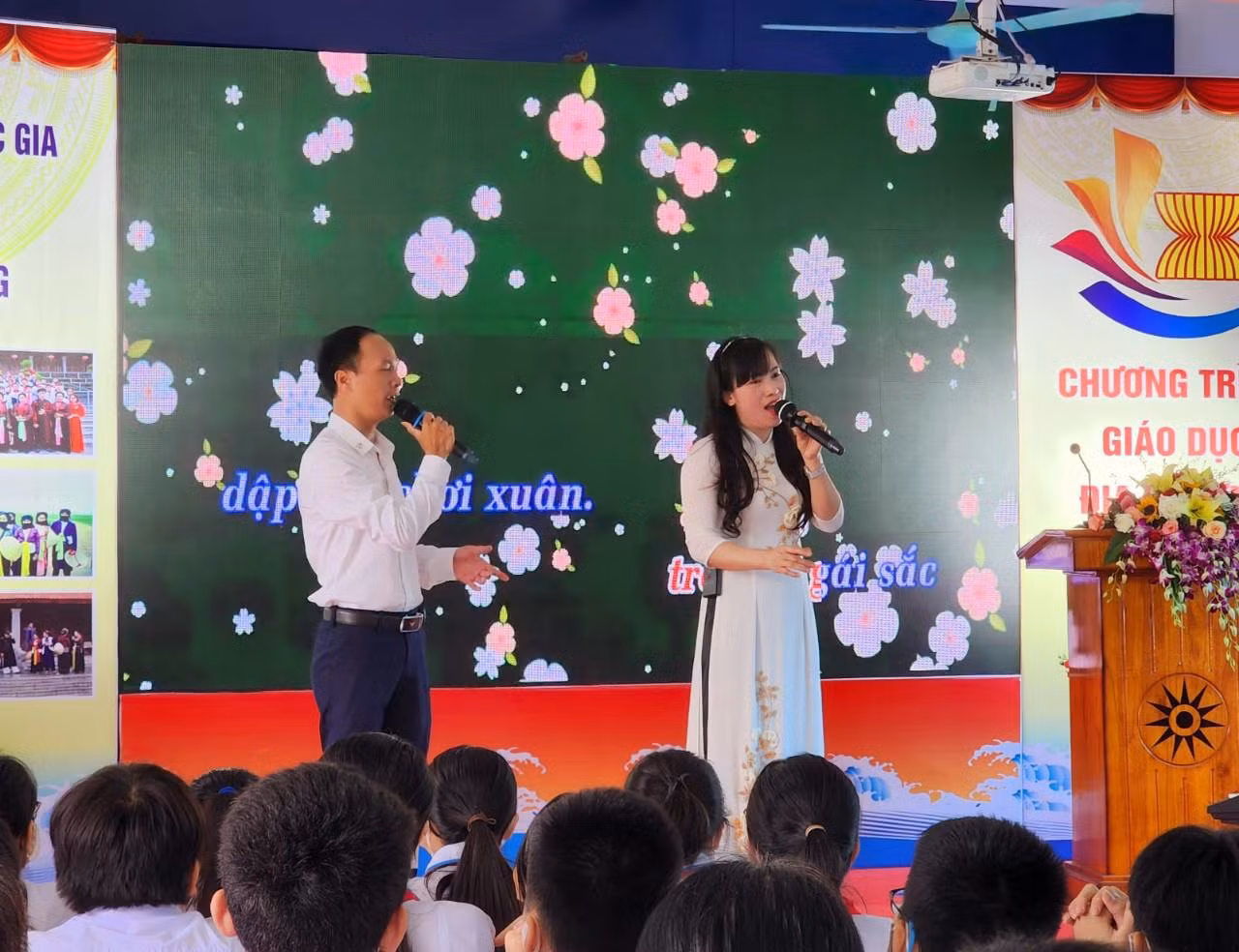 Thầy cô hát mẫu trích đoạn "Hát gặp" (Ảnh: Phạm Linh)