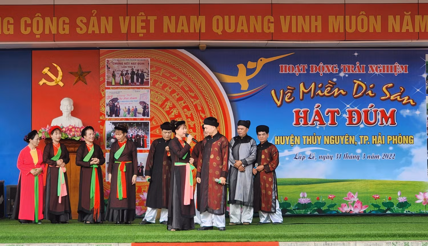Các nghệ nhân xã Lập Lễ, Phục Lễ thể hiện làn điệu truyền thống Hát Đúm (Ảnh: Phạm Linh)