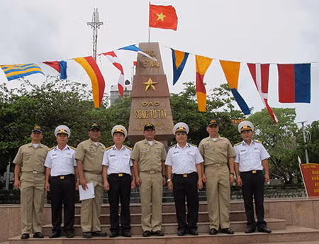 Đại diện hai đoàn Việt – Phi chụp ảnh lưu niệm trên đảo Song Tử Tây ngày 8/6 (Ảnh: Báo QĐND)