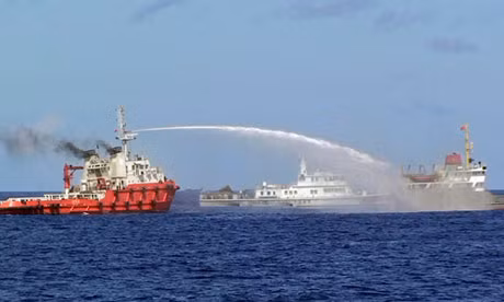 Tàu TQ xịt vòi rồng vào tàu kiểm ngư Việt Nam. Gần đây họ còn ném đá và chai lọ sang tàu của VN. (Ảnh: Reuters)
