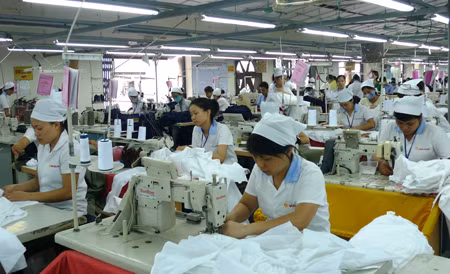 Việt Nam nhập nhiều nguyên phụ liệu từ Trung Quốc. Ảnh minh họa Việt Nam nhập nhiều nguyên phụ liệu từ Trung Quốc. Ảnh minh họa