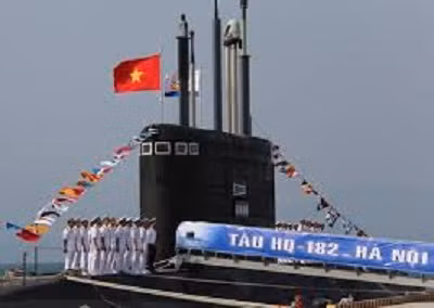 Hiện nay, quân đội Việt Nam, đã có khả năng tác chiến trong không gian ba chiều: trên không, trên mặt biển, và dưới mặt biển. Trong ảnh là tàu ngầm Kilo HQ-182 Hà Nội của Việt Nam, tại quân cảng Cam Ranh. (Ảnh: nld.com.vn)