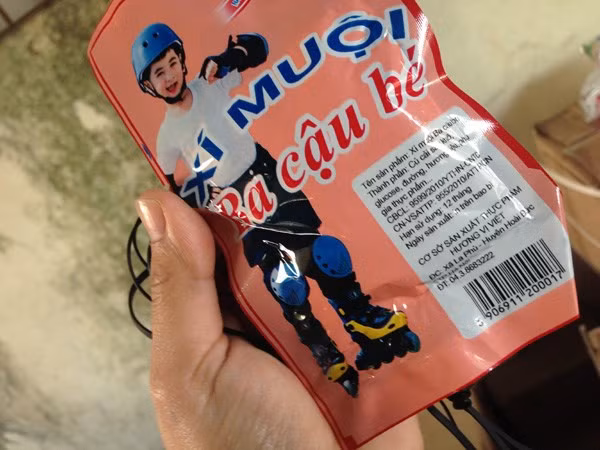 Túi kẹo mã vạch Trung Quốc nhưng lại ghi nhãn mác Việt Nam (Ảnh: Đức Duy/Vietnam+)
