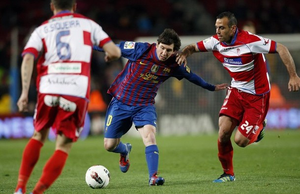 Messi tả xung hữu đột trong vòng vây của Granada.