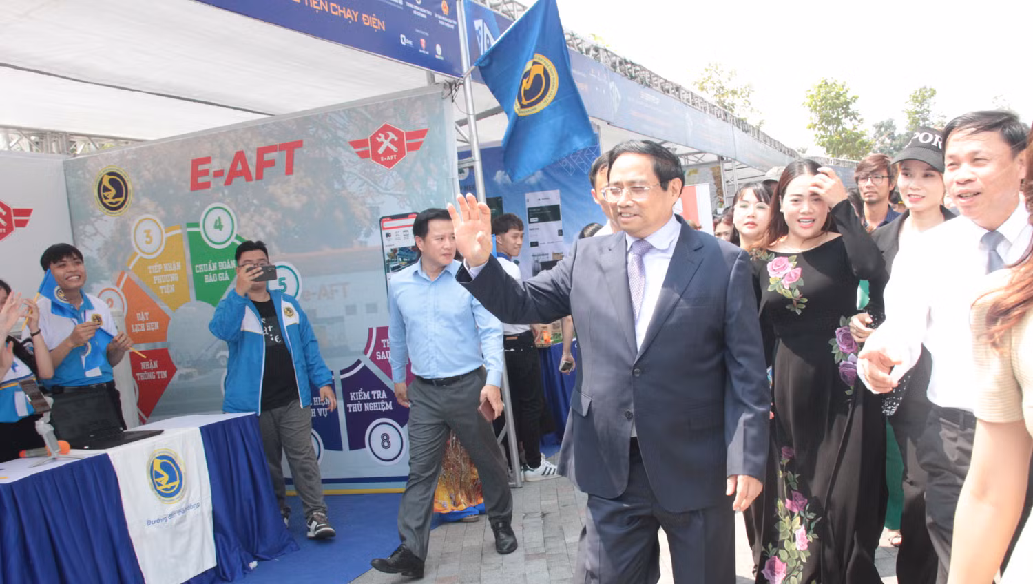 Thủ tướng Phạm Minh Chính đến thăm các gian hàng trưng bày sản phẩm khởi nghiệp của học sinh, sinh viên. Ảnh: AN Thủ tướng Phạm Minh Chính đến thăm các gian hàng trưng bày sản phẩm khởi nghiệp của học sinh, sinh viên. Ảnh: AN