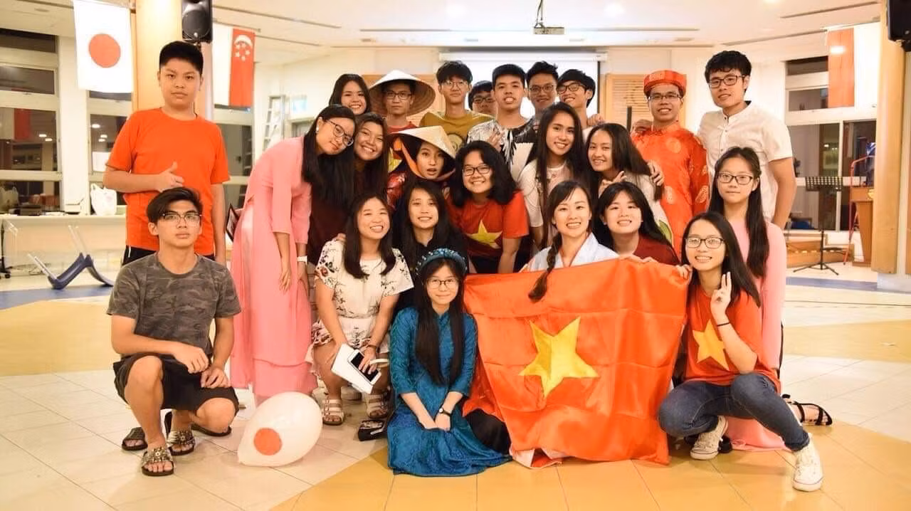 An Bình cùng những người bạn từ các nước khi du học ở Singapore.