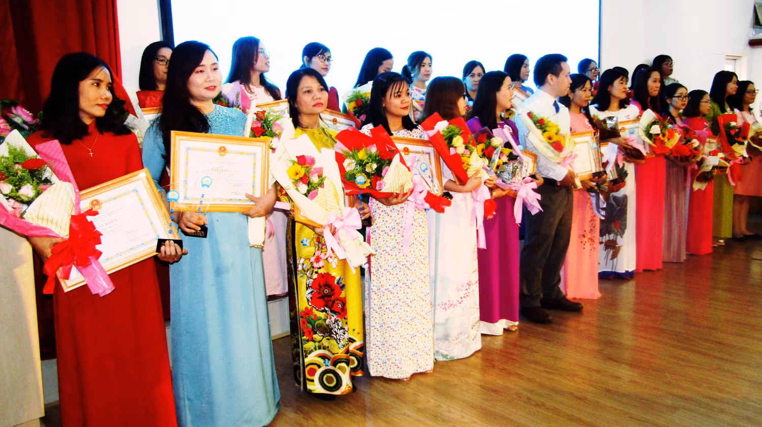 189 giáo viên có thành tích tốt nhất và khen thưởng 11 tập thể, 21 cá nhân có thành tích xuất sắc nhất trong công tác tổ chức hội thi. Ảnh: Hữu Đức