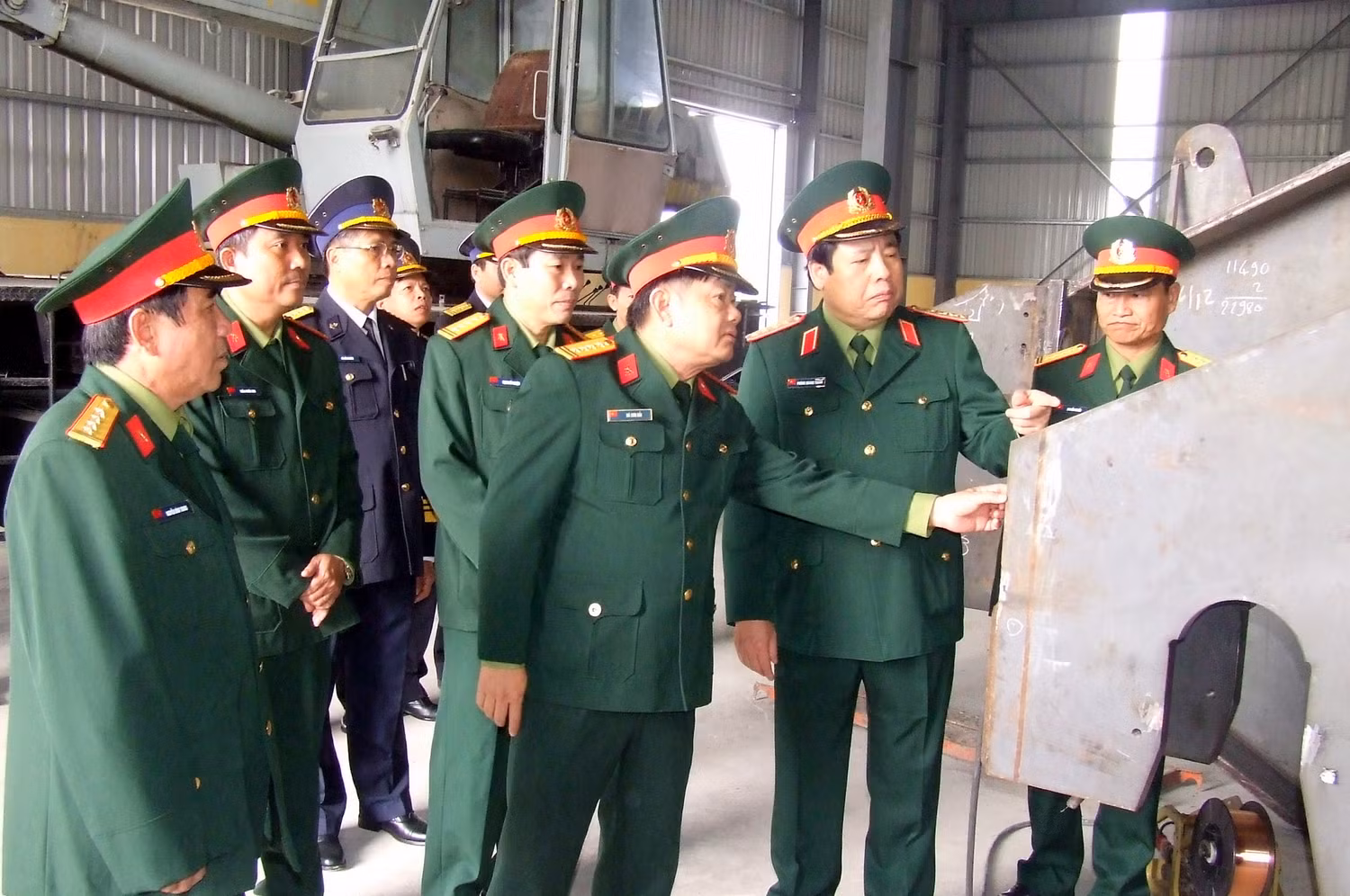 Đại tướng Phùng Quang Thanh kiểm tra thiết bị tại nhà xưởng mới của Xí nghiệp Liên hợp Sông Thu. Đại tướng Phùng Quang Thanh kiểm tra thiết bị tại nhà xưởng mới của Xí nghiệp Liên hợp Sông Thu.