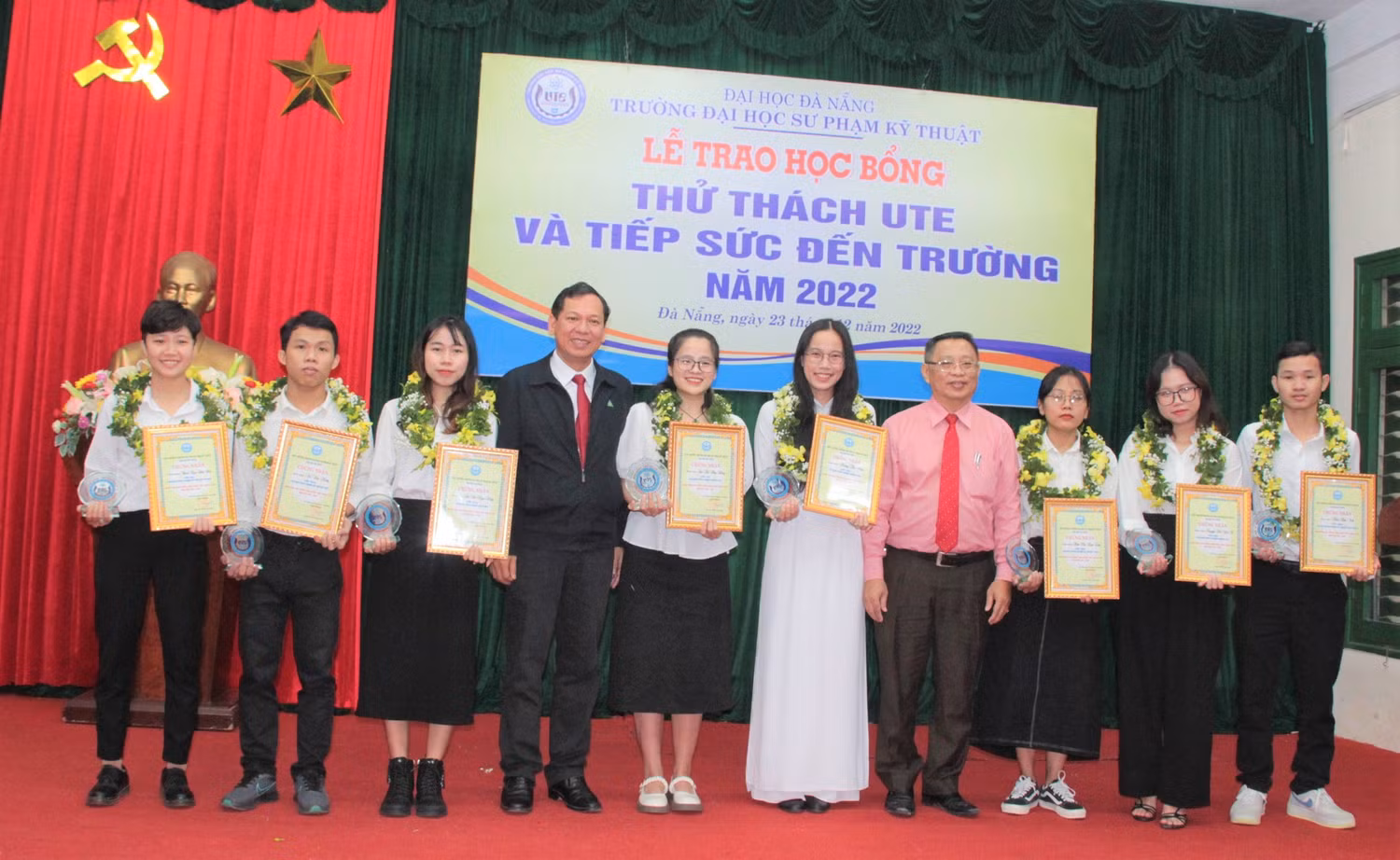 9 sinh viên xuất sắc nhất trong số hơn 5000 sinh viên của Trường Đại Sư phạm Kỹ thuật – Đại học Đà Nẵng được nhận học bổng "thử thách UTE". Ảnh: AN 9 sinh viên xuất sắc nhất trong số hơn 5000 sinh viên của Trường Đại Sư phạm Kỹ thuật – Đại học Đà Nẵng được nhận học bổng "thử thách UTE". Ảnh: AN