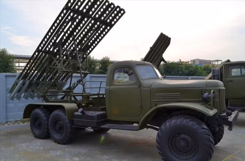 Tổ hợp rocket nhiều nòng di động.
