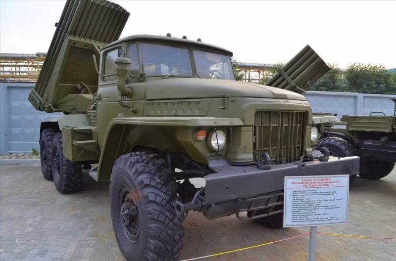 Tổ hợp rocket nhiều nòng di động.