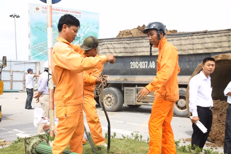 Công nhân chiếu sáng cũng có mặt tại hiện trường để thu dọn, ngắt dây dẫn điện chiếu sáng tại khu vực hiện trường.