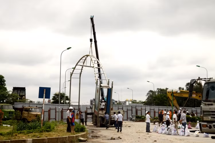 Sáng nay, phía Nam Cường và Sông Đà Thăng Long đã bắt tay vào thực hiện việc khắc phục sự cố dưới sự giám sát của Ban 2 - Sở GTVT Hà Nội.