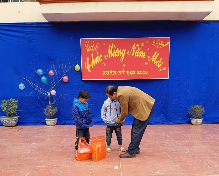 Thầy Tiến, đã nửa đời người khơi đèn đom đóm trên non