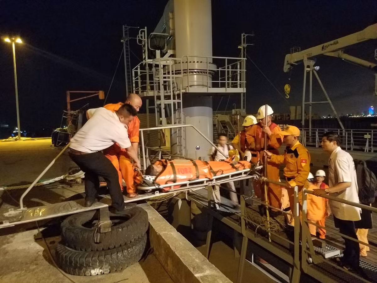 Cứu thuyền viên Philippines gặp nạn trên biển ở khu vực gần quần đảo Hoàng Sa. Ảnh: Danang MRCC