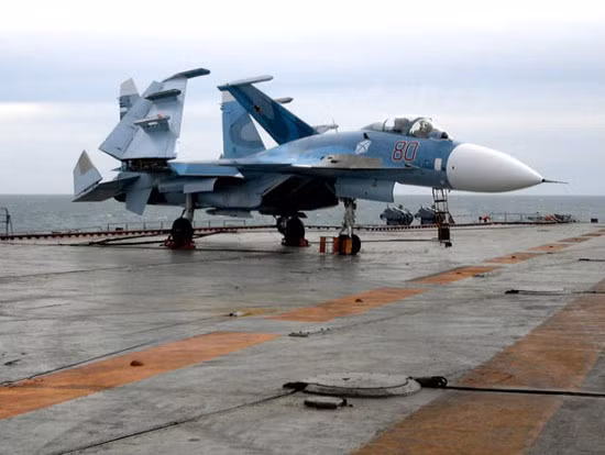 Máy bay hải quân J-15 Trung Quốc (trên) rất giống máy bay hải quân Su-33 của Nga (dưới). Máy bay hải quân J-15 Trung Quốc (trên) rất giống máy bay hải quân Su-33 của Nga (dưới).