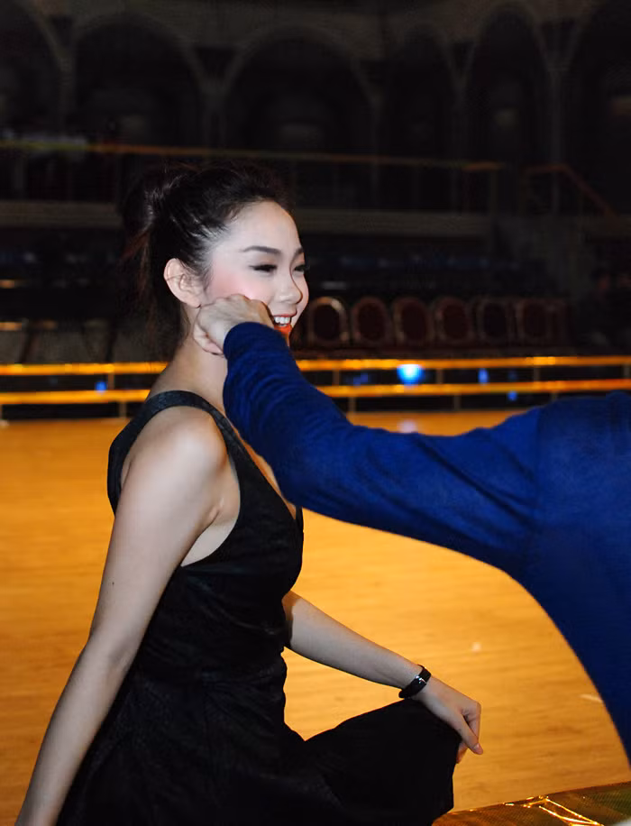 Và, như để đáp lại tình cảm thân thiết, vũ công nam nước ngoài bất ngờ có hành động "véo má yêu" Minh Hằng. Và, như để đáp lại tình cảm thân thiết, vũ công nam nước ngoài bất ngờ có hành động "véo má yêu" Minh Hằng.