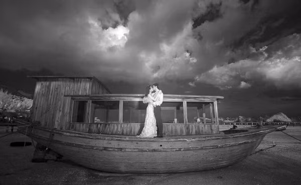 Tuy nhiên, infrared có những đòi hỏi khắt khe về khung cảnh và màu sắc nên chưa có nhiều nơi áp dụng kỹ thuật này trong việc chụp ảnh cưới. Tuy nhiên, infrared có những đòi hỏi khắt khe về khung cảnh và màu sắc nên chưa có nhiều nơi áp dụng kỹ thuật này trong việc chụp ảnh cưới.