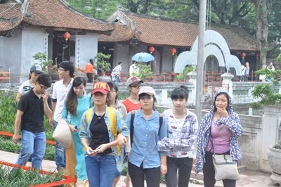 Lo lắng về kỳ thi tốt nghiệp và kỳ thi ĐH sắp tới, nhiều sĩ tử đến Văn Miếu Quốc Tử Giám cầu may từ sáng sớm.