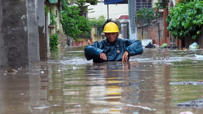 Tại phường Ngọc Hải, quận Đồ Sơn (Hải Phòng), mưa lớn và triều cường gây ngập đến ngang ngực người dân -