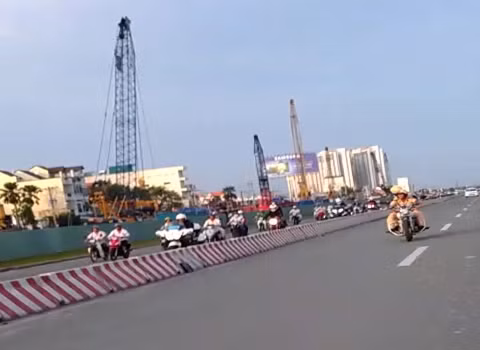 Chạy song song với xe cảnh sát. Chạy song song với xe cảnh sát.