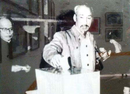 Chủ tịch Hồ Chí Minh bỏ phiếu bầu cử. Ảnh tư liệu