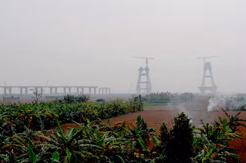 Công trình đường dẫn và cầu Nhật Tân bắc qua sông Hồng có đầu phía bắc thuộc xã Vĩnh Ngọc (Đông Anh) phía nam thuộc phường Phú Thượng (Tây Hồ). Đây là cây cầu thứ 7 bắc qua sông Hồng, kết cấu nhịp cầu chính theo dạng dây văng nhiều nhịp với 5 trụ tháp hình thoi và 6 nhịp dây văng.