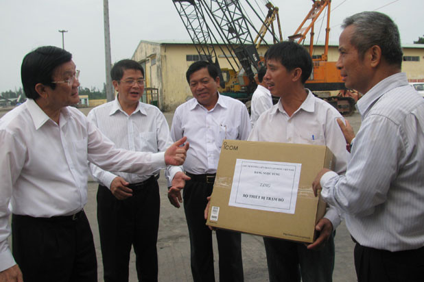Chủ tịch Tổng LĐLĐ Việt Nam Đặng Ngọc Tùng trao tặng bộ Icom cho bà con ngư dân. Chủ tịch Tổng LĐLĐ Việt Nam Đặng Ngọc Tùng trao tặng bộ Icom cho bà con ngư dân.
