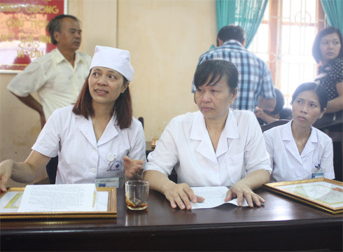 Từ trái sang, các chị Hoàng Thị Nguyệt, Khuất Thị Định và Nguyễn Thị Nam Đông là 3 cá nhân được vinh danh vì hành động dũng cảm tố cáo những sai phạm ở Bệnh viện đa khoa Hoài Đức. Ảnh: Phan Dương. Từ trái sang, các chị Hoàng Thị Nguyệt, Khuất Thị Định và Nguyễn Thị Nam Đông là 3 cá nhân được vinh danh vì hành động dũng cảm tố cáo những sai phạm ở Bệnh viện đa khoa Hoài Đức. Ảnh: Phan Dương.