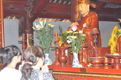Nhiều bà mẹ dẫn con đến Văn Miếu, nguyện cầu cùng con.