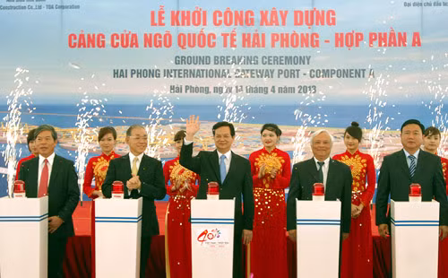 Thủ tướng Nguyễn Tấn Dũng cùng đại diện Nhật Bản và lãnh đạo các bộ ngành tại lễ khởi công sáng nay. Chinhphu.vn