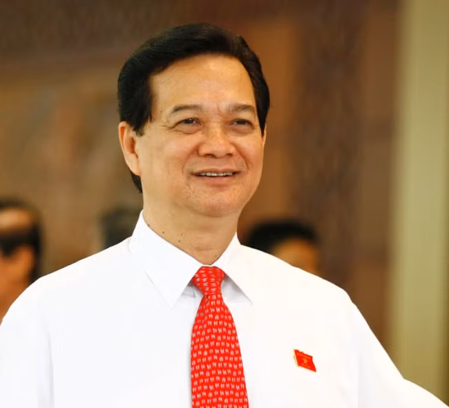 2. Ông Nguyễn Tấn Dũng (sinh năm 1949, quê Cà Mau), Thủ tướng, Ủy viên Bộ Chính trị khoá, VIII, IX, X và XI. Ông Nguyễn Tấn Dũng từng là Bí thư Tỉnh ủy Kiên Giang, Thứ trưởng Bộ Nội vụ, Thống đốc Ngân hàng Nhà nước, Phó thủ tướng. 2. Ông Nguyễn Tấn Dũng (sinh năm 1949, quê Cà Mau), Thủ tướng, Ủy viên Bộ Chính trị khoá, VIII, IX, X và XI. Ông Nguyễn Tấn Dũng từng là Bí thư Tỉnh ủy Kiên Giang, Thứ trưởng Bộ Nội vụ, Thống đốc Ngân hàng Nhà nước, Phó thủ tướng.