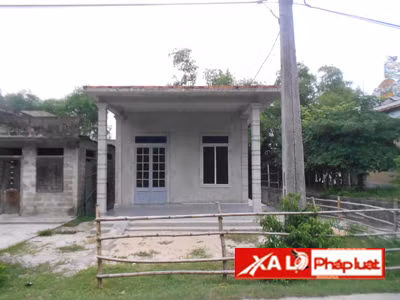 Ngôi nhà bên đường, nơi đôi “gian phu dâm phụ” bị lột truồng trói chặt vào nhau hơn hai tiếng đồng hồ.