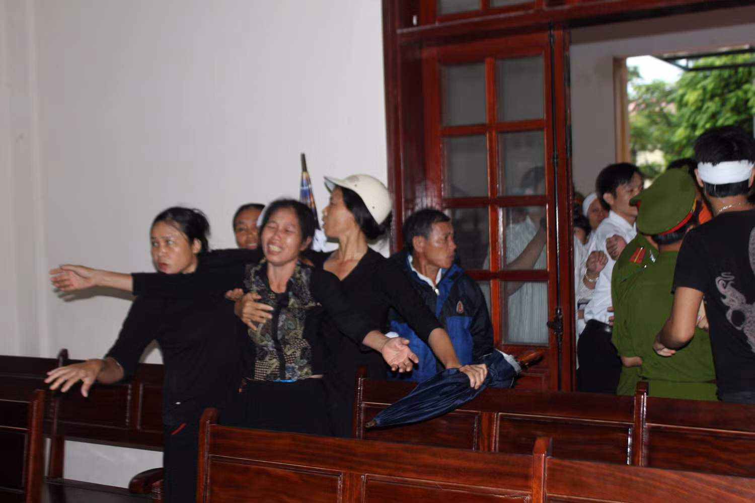 Người nhà nạn nhân Tuấn Anh không kìm nén được cảm xúc.