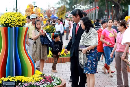 Ông Nguyễn Bá Thanh cùng vợ đi thăm con đường hoa xuân