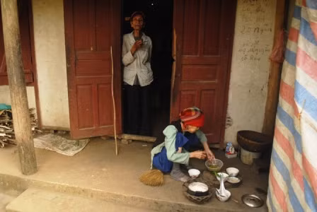 Hai cụ già gần 90 tuổi tự nuôi nhau trong căn nhà tình thưong. Hai cụ già gần 90 tuổi tự nuôi nhau trong căn nhà tình thưong.