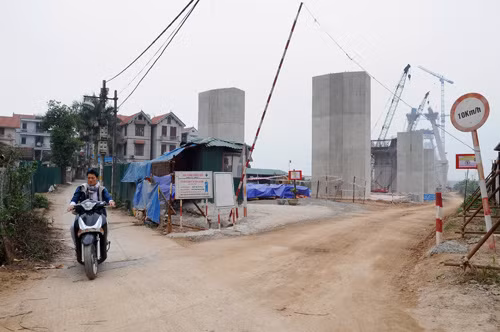 Công trường ở phường Nhật Tân bị chia cắt bởi một con ngõ mới hình thành.
