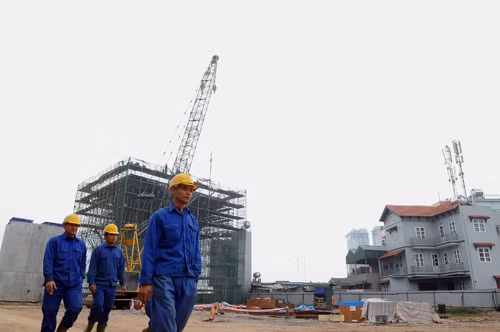 Với lý do phải thi công đường dẫn cầu Nhật Tân cầm chừng suốt 1,5 năm do mặt bằng chậm giải phóng, vừa qua nhà thầu Tokyu (Nhật Bản) đã đề nghị được bồi thường 200 tỷ đồng.