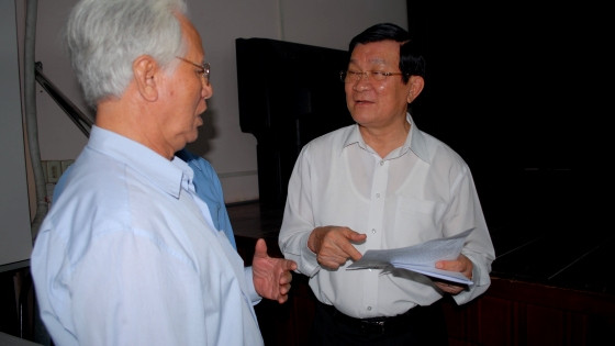 Chủ tịch Trương Tấn Sang nhận ý kiến đóng góp của cử tri sau buổi chất vấn Chủ tịch Trương Tấn Sang nhận ý kiến đóng góp của cử tri sau buổi chất vấn
