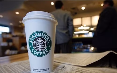 Ngoài các quán cà phê vỉa hè, Starbucks còn phải cạnh tranh với những thương hiệu toàn cầu lớn khi đặt chân vào thị trường Việt Nam, như Coffee Bean & Tea Leaf của Mỹ hay Gloria Jean’s Coffees của Australia. Ngoài các quán cà phê vỉa hè, Starbucks còn phải cạnh tranh với những thương hiệu toàn cầu lớn khi đặt chân vào thị trường Việt Nam, như Coffee Bean & Tea Leaf của Mỹ hay Gloria Jean’s Coffees của Australia.